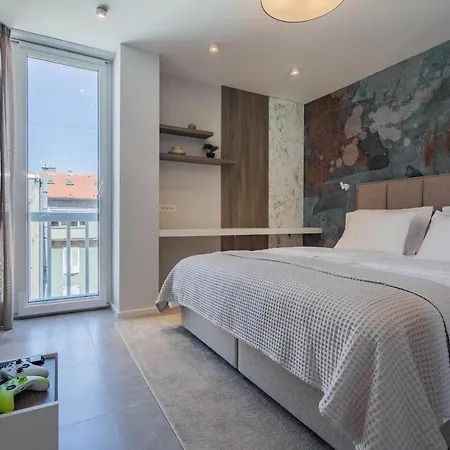 Petit Palace Apartment