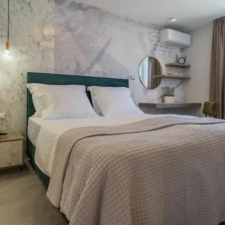 Petit Palace Apartment *